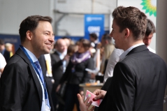 Jobinterviews am Messestand in entspannter Atmosphäre