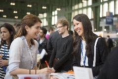 Recruiterin von Zalando im Gespräch mit einer Bewerberin