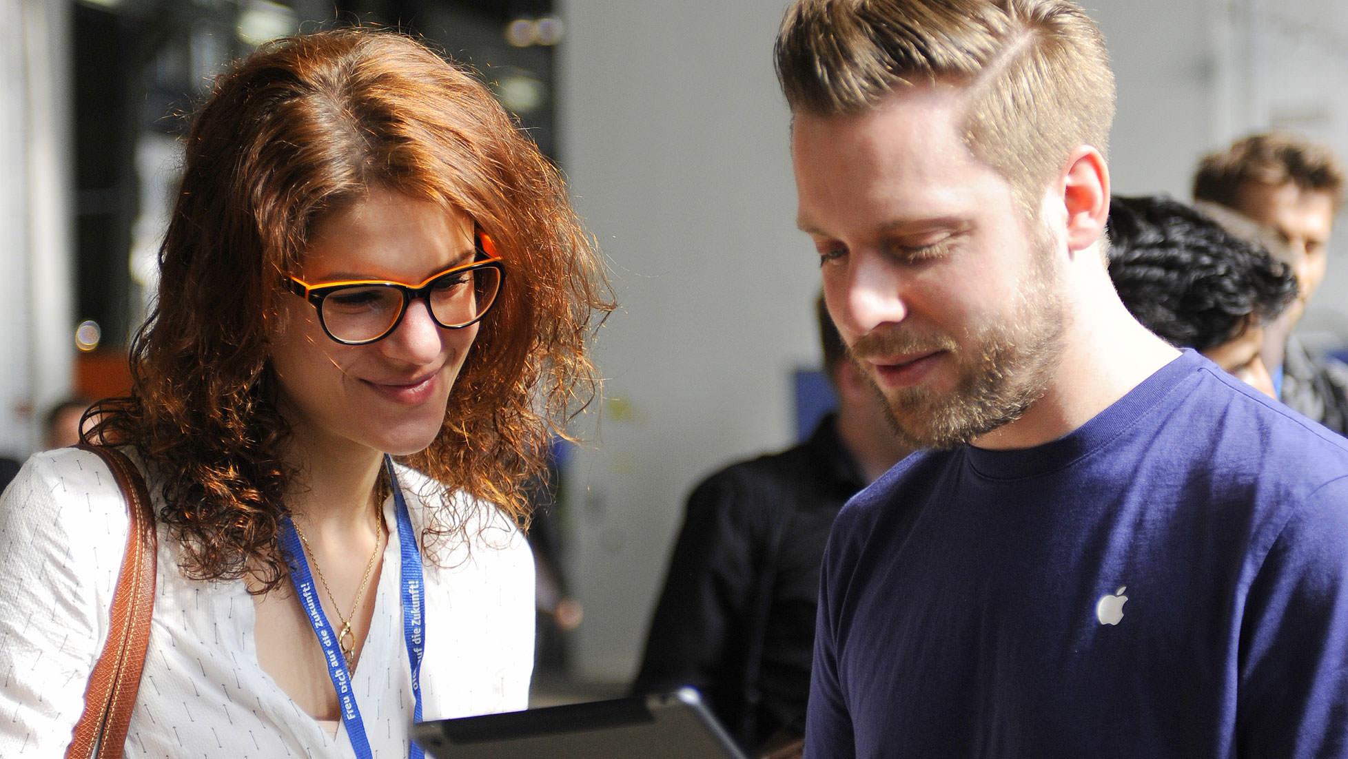 Foto und Bild Gespräch mit einem Recruiter auf der Jobmesse