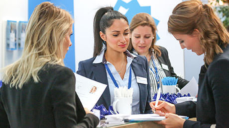 Foto CV-Checks direkt am Messestand auf der connecticum Firmenkontaktmesse